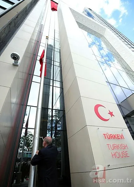 Başkan Erdoğan Türkevi’nin gönderine Türk Bayrağını böyle çekti
