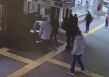 Marmaray'da güvenlik kadına bıçaklı saldırı! Yüzü paramparça oldu | O anlar kamerada