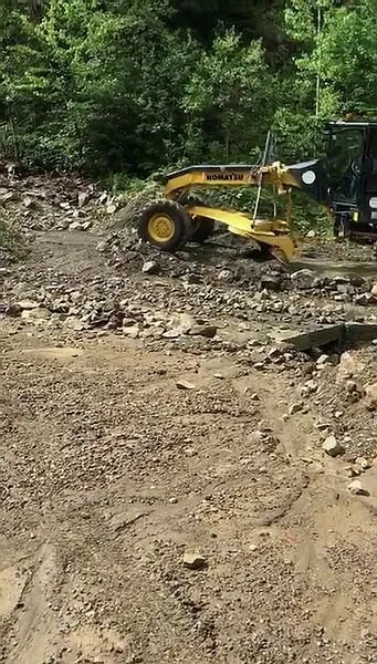 artvinde-heyelan-yollari-kapatti-11-koye-ulasim-yollari-kapandi-1628946221091.jpg Artvin’de heyelan yolları kapattı! 11 köye ulaşım yolları kapandı - 7