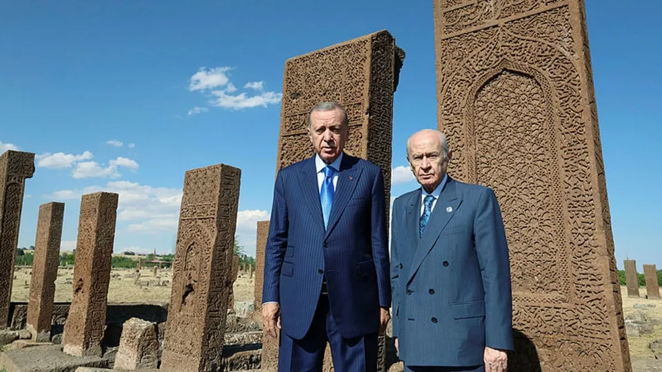 Başkan Erdoğan ile MHP lideri Devlet Bahçeli’den Ahlat'taki Selçuklu mezarlığına ziyaret