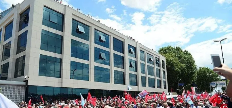 CHP'LİLERE YUMURTA ATILDI