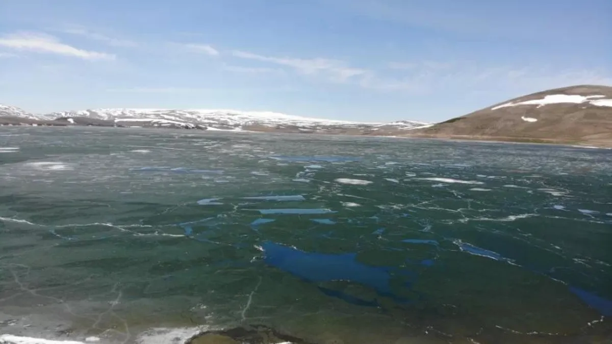 Kars'ta 2 bin 300 rakımdaki Aygır Gölü'nde buzlar çözüldü