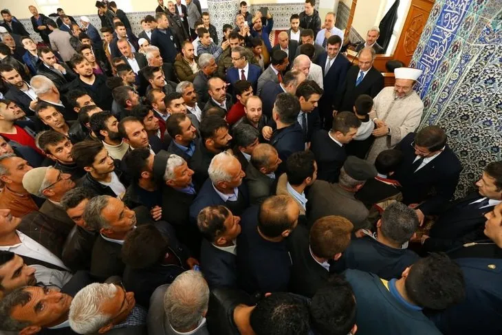 Başbakan Davutoğlu cuma namazını Silopi’de kıldı