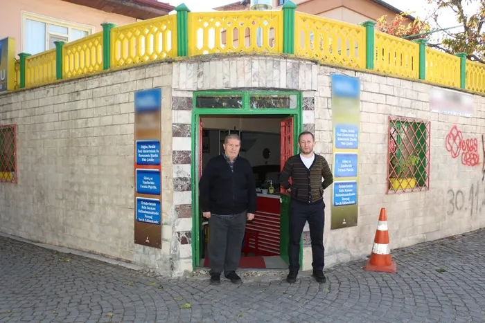 pide-salonunda-isimsiz-mezar-gorenler-saskinliga-ugradi-1763240093062.jpg FOTOĞRAF: DHA