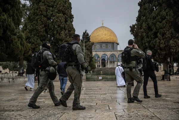 İşgalci İsrail Fanatik Yahudilerle Mescid-i Aksa’yı bastı