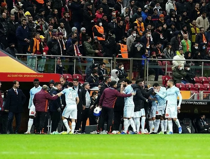 Fatih Terim’den Galatasaray Başakşehir maçı hakemine sert tepki: Bak Zorbay Küçük kardeş...