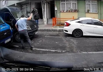 Hatalı park sürücüyü isyan ettirdi! Kendi aracına zarar verdi