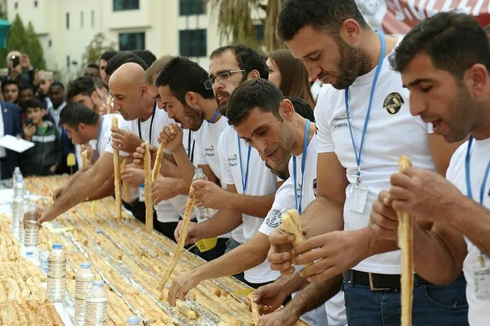 8 dakikada 10 metre börek yiyerek rekor kırdı! - 2