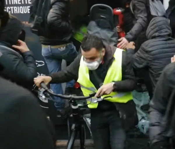 Dükkanlar yağmalandı, araçlar ateşe verildi! Paris sokakları ateş çemberine döndü