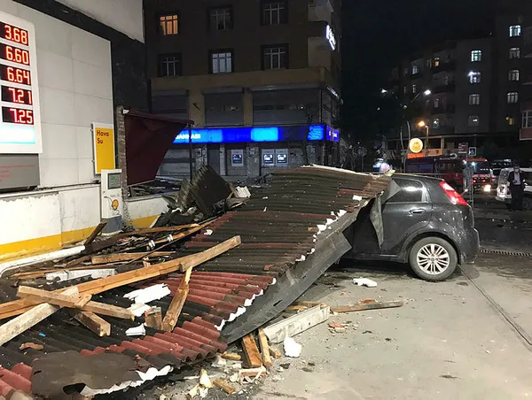 İstanbul'u şiddetli fırtına vurdu! Bilanço sabah ortaya çıktı - 4