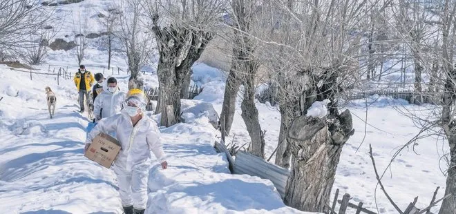 Sağlık çalışanları karlı dağları aşarak aşı çalışmalarına devam ediyor