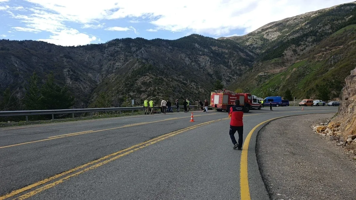 Gümüşhane’de bariyere çarpan motosiklet uçuruma düştü: 1 ölü