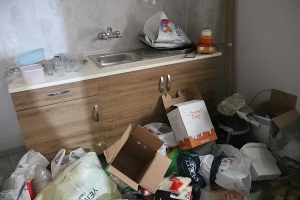 1680511180091.jpg Annesi ölünce hayatı altüst oldu! Bursa'da çöp evde yaşayan adamın içler acısı hali yürek burktu - 8