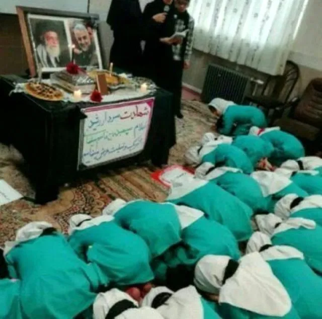 Çocukları Kasım Süleymani'nin fotoğrafına secde ettirdiler! İran'da skandal görüntü... - 1