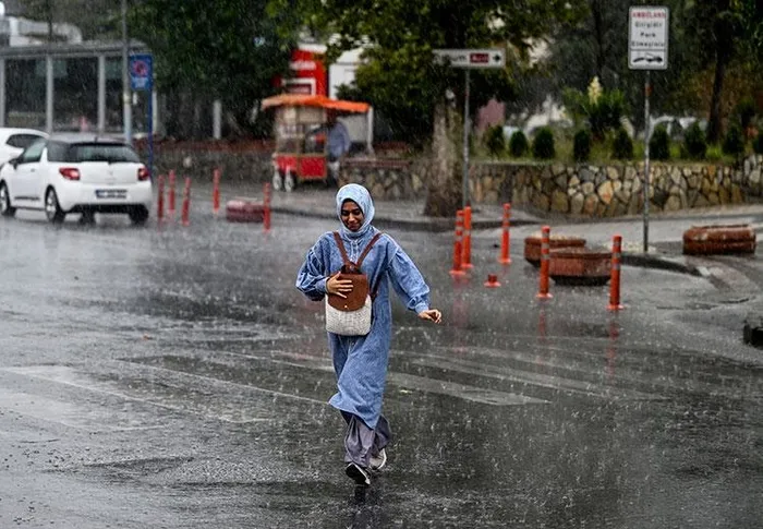 meteoroloji-saat-verip-uyardi-dolu-sel-ve-saganak-geliyor-istanbul-ankara-antalya-1721918650646.jpeg Meteoroloji saat verip uyarmıştı! Megakent İstanbul'da sağanak yağış başladı | Detaylar A Haber'de... - 1