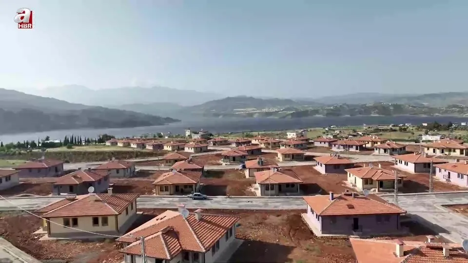 Depremzedelerin göl manzaralı evleri tamamlandı