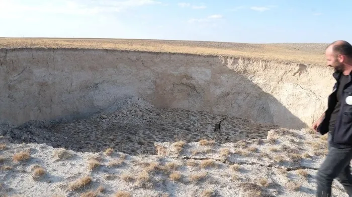 konyada-yeni-bir-obruk-olustu-tam-100-metre-capinda-ucak-sesi-gibiydi-meger-burasi-cokmus-1725399404648.jpeg Konya'da yeni bir obruk oluştu! Tam 100 metre çapında: Uçak sesi gibiydi, meğer burası çökmüş - 2