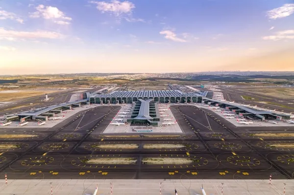 İstanbul Havalimanı bir kez daha Avrupa’nın zirvesinde! Londra ve Paris’i geride bıraktı