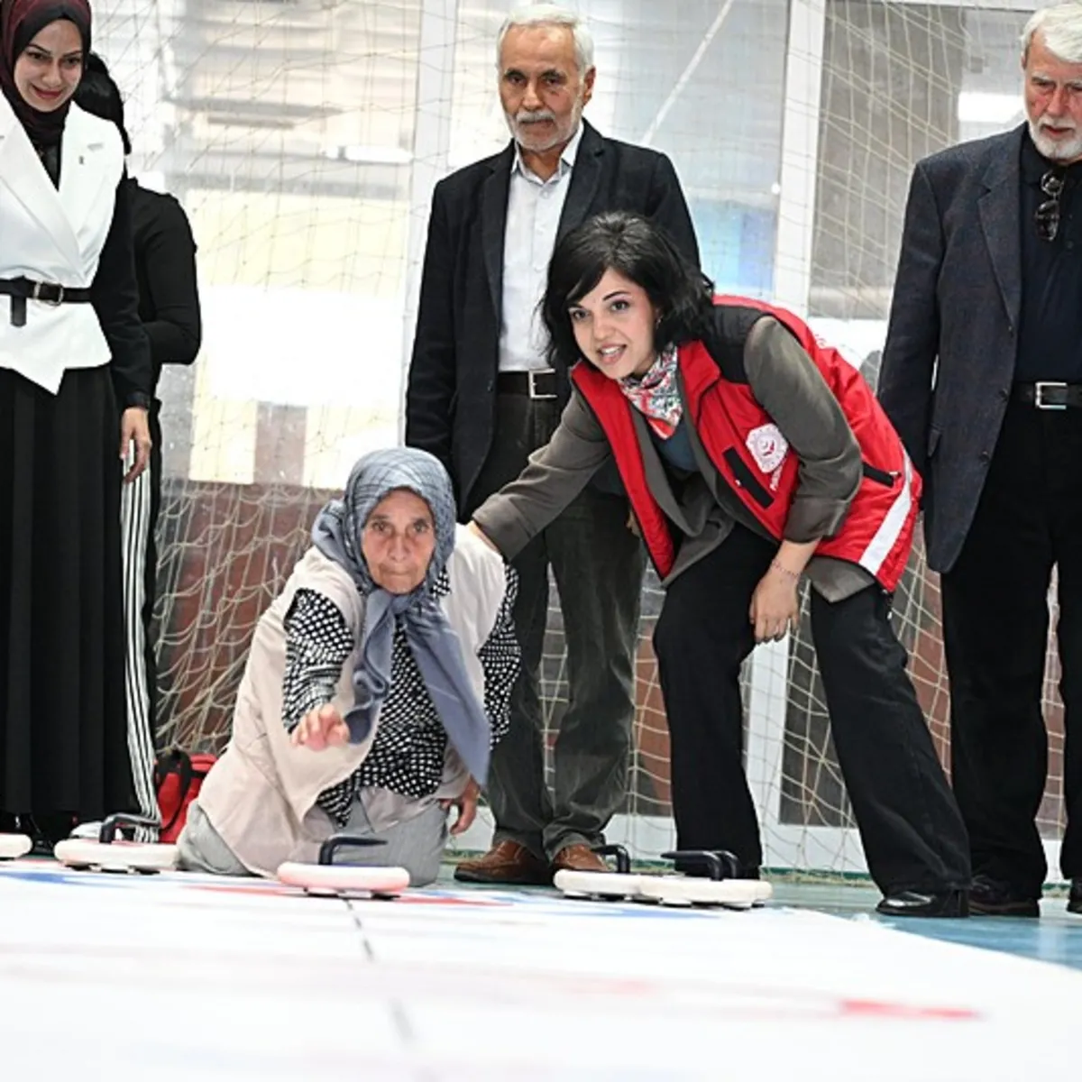 Osmaniye'de kuşaklar yarıştı! Dede ve ninelerden torunlara taş çıkartan performans