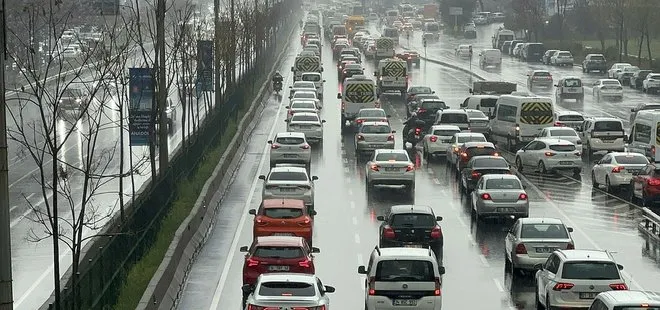 Son dakika: İstanbul’da sağanak yağmur etkisiyle trafik yoğunluğu yüzde 80’i aştı
