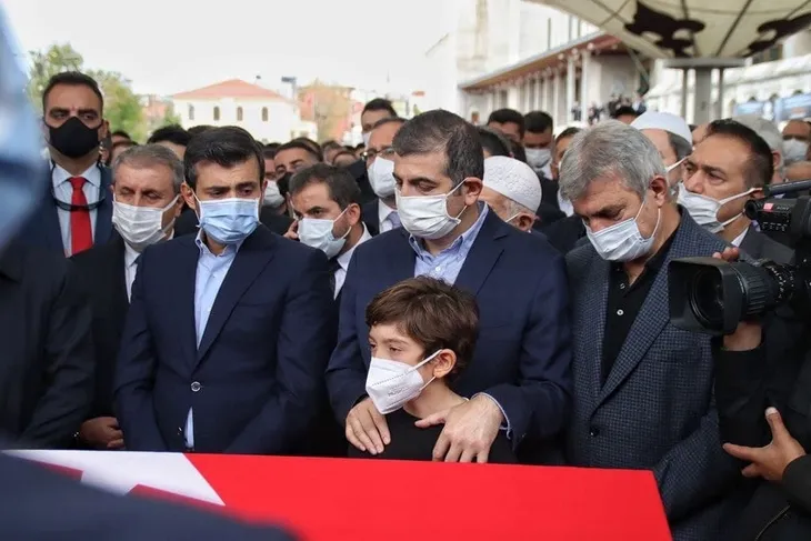 Özdemir Bayraktar son yolculuğuna uğurlandı! Sevenleri Fatih Camii'ne akın etti