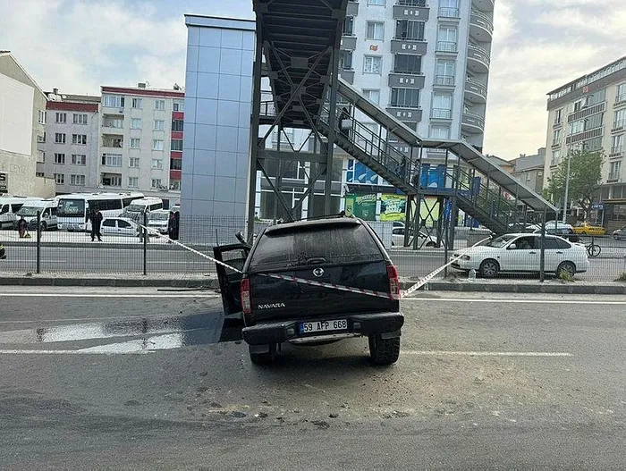 1713257053123.jpeg Tekirdağ'da feci kaza! Üst geçidin direğine çarptı paramparça oldu - 1