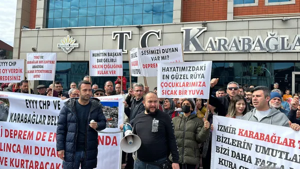 CHP’den İzmir’de TOKİ projesine çelme! Vatandaş CHP’li belediyeyi protesto etti: Enkaz altında kalınca mı sesimizi duyacaksınız?