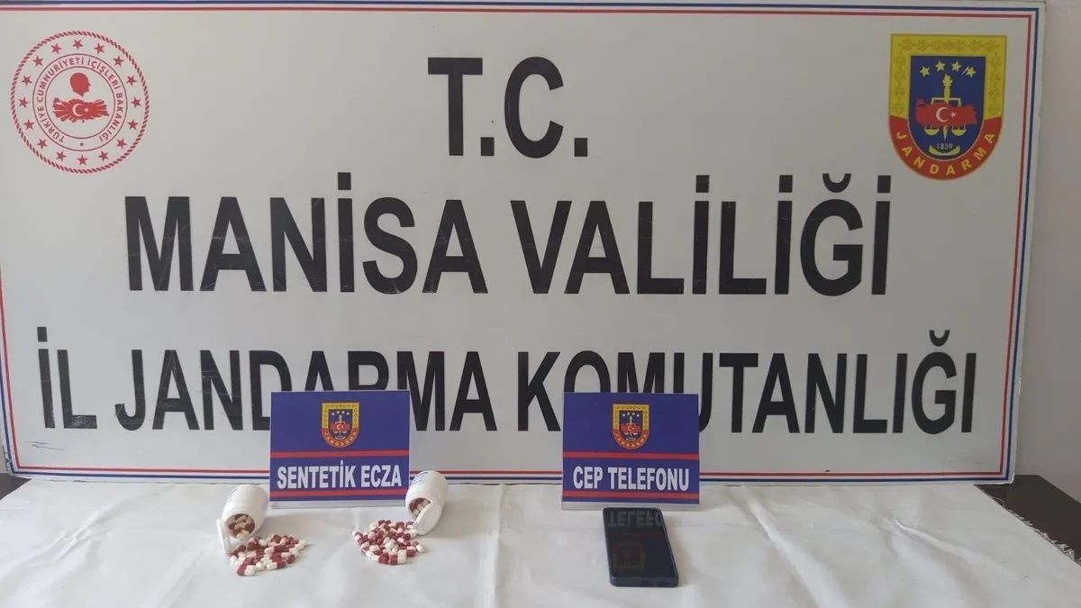 Manisa’da üzerinde sentetik ecza haplarıyla yakalandı