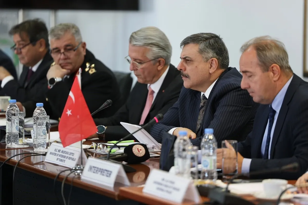 Yunan mevkidaşıyla görüşen Bakan Çiftçi’den açık uyarı: "Yunanistan suçluların sığınağı olmamalı" - 3