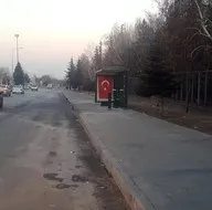 14 askerin şehit olduğu durak Türk bayraklarıyla donatıldı