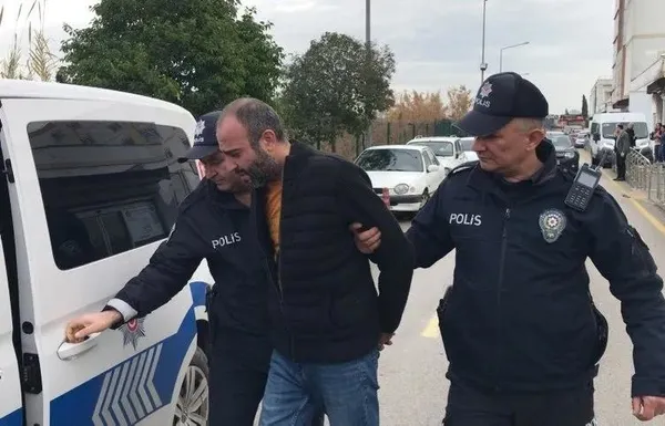 1705393058545.jpeg Adana'da trafikte dehşet! Ayrılmak isteyen sevgilisine kabusu yaşattı - 3