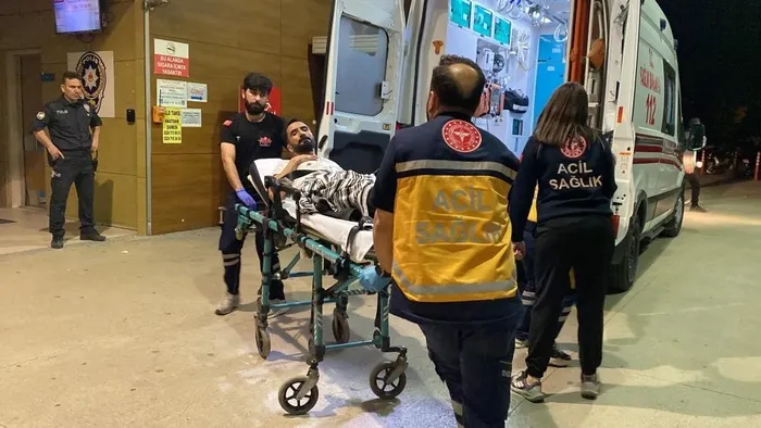 bursadan-kan-donduran-olay-annesine-bagiran-babasini-bicakladi-1713824739180.jpeg Bursa'dan kan donduran olay! Annesine bağıran babasını bıçakladı - 1
