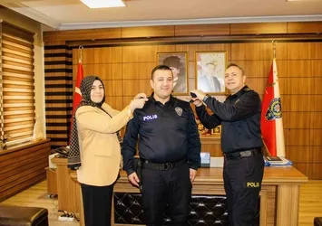 Bir üst rütbeye geçti apoletini eşi taktı