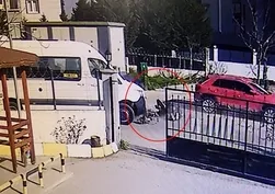 Okul servisine çarpmamak için kaza yaptı: Metrelerce savruldu! O anlar kamerada