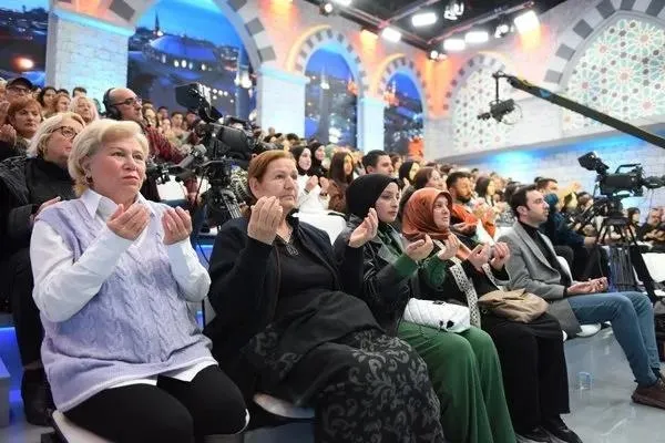 ramazan-coskusu-turkuvaz-medyada-nihat-hatipoglunu-goren-genclerin-heyecani-gozlerine-yansiyor-1711087402810.jpeg Ramazan coşkusu Turkuvaz Medya'da... Nihat Hatipoğlu'nu gören gençlerin heyecanı gözlerine yansıyor - 3