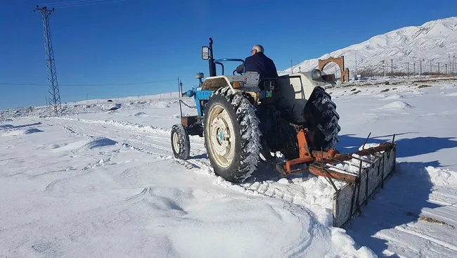 Bitlis’te kar nedeniyle atölyesine gidemeyen demir ustası küreme aracı yaptı - 9