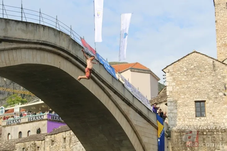 Bosna Hersek’teki Mostar Köprüsü’nde nefes kesen anlar!