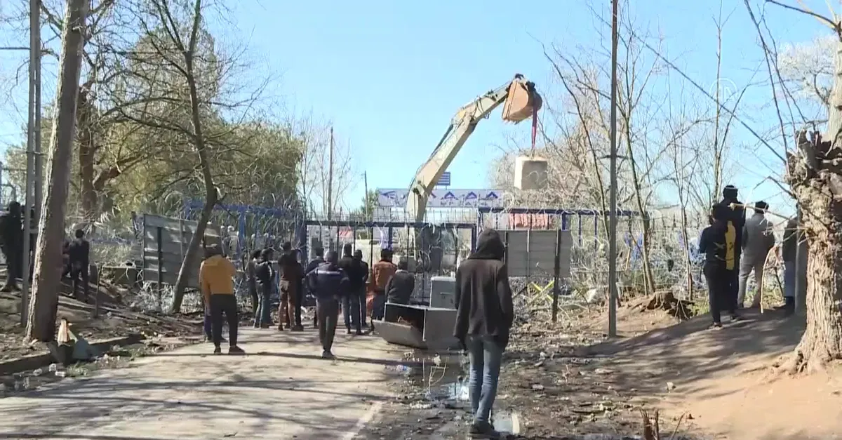 Yunanistan mültecilere karşı sınır kapısına beton bloklar yerleştirdi |Video