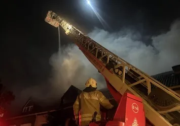 Esenyurt'ta yangın paniği! Yandaki evin çatısına sıçradı