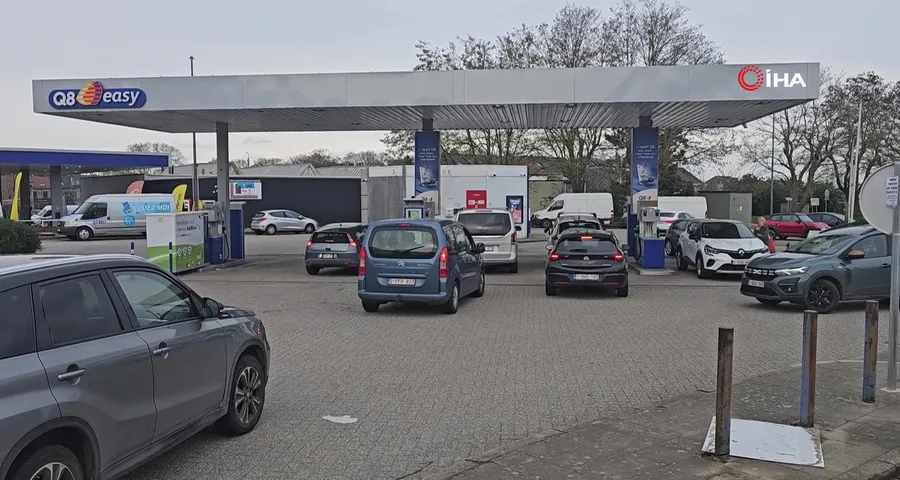 Belçika'da akaryakıt fiyatlarına zam yapılacağının duyurulmasının ardından istasyonlarda kuyruk oluştu (Foto: İHA)