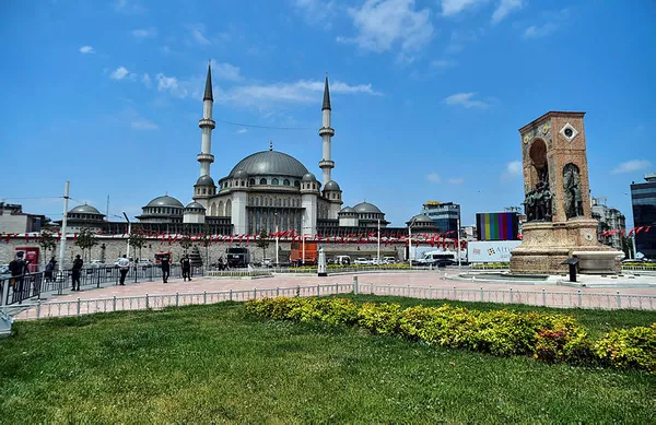 Diyanet İşleri Başkanı Erbaş Taksim Camii’ndeki hutbeye neden kılıçla çıkmadı? Tarihi gelenek nereden geliyor?