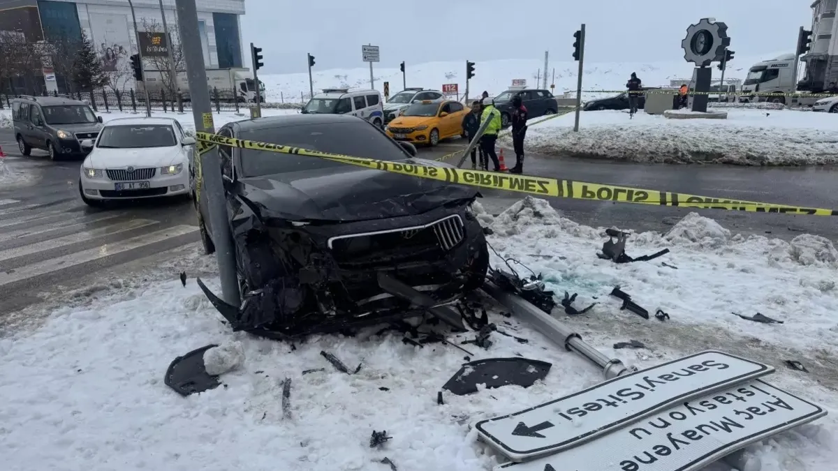 Yozgat'ta üç aracın karıştığı kazada 3 kişi yaralandı