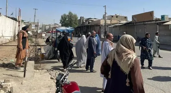 Son dakika: Afganistan'da cuma namazı öncesi camiye bombalı saldırı! - 1