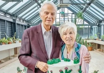 Ediz Hun 53 yıllık eşiyle doğum gününü kutladı!