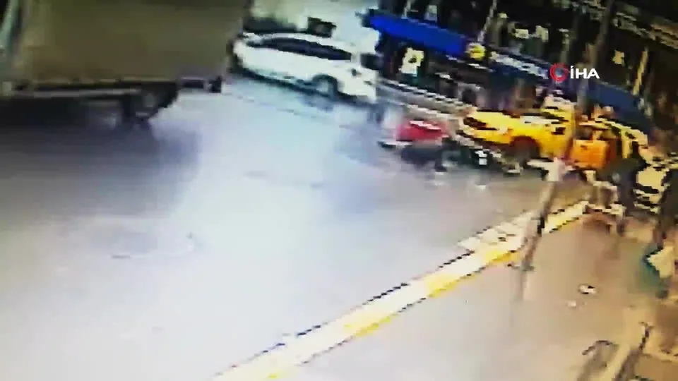 Ters yöne giren motosiklete taksi çarptı