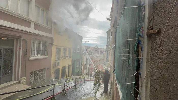 Son dakika: Beyoğlu'nda korku dolu anlar! Yangında mahsur kalanları itfaiye kurtardı - 1