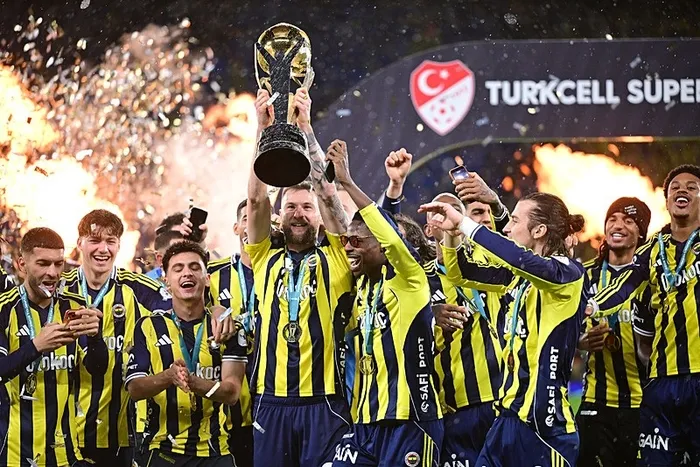 16-yil-sonra-yeniden-mutlu-son-super-kupa-sampiyonu-fenerbahce-1768070949957.jpeg Turkcell Süper Kupa final maçında Galatasaray'ı 2-0 mağlup ederek şampiyon olan Fenerbahçe takımı, kupasını aldı. (AA)