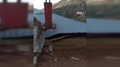 Adana’da kopan kaya evin üzerine düştü!