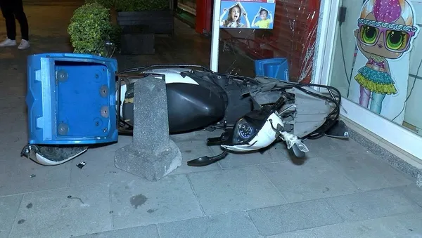 1694315285343.jpeg İstanbul'da motosikletle taksi çarpıştı! Feci kaza kamerada: 2 ağır yaralı - 2