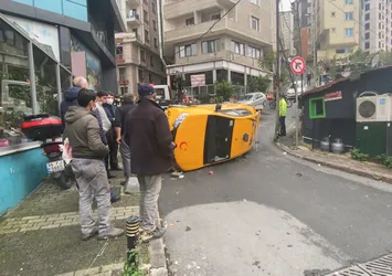 Ters yönden gelen kamyonete yol verdi! Devrilen taksi 30 metre sürüklendi